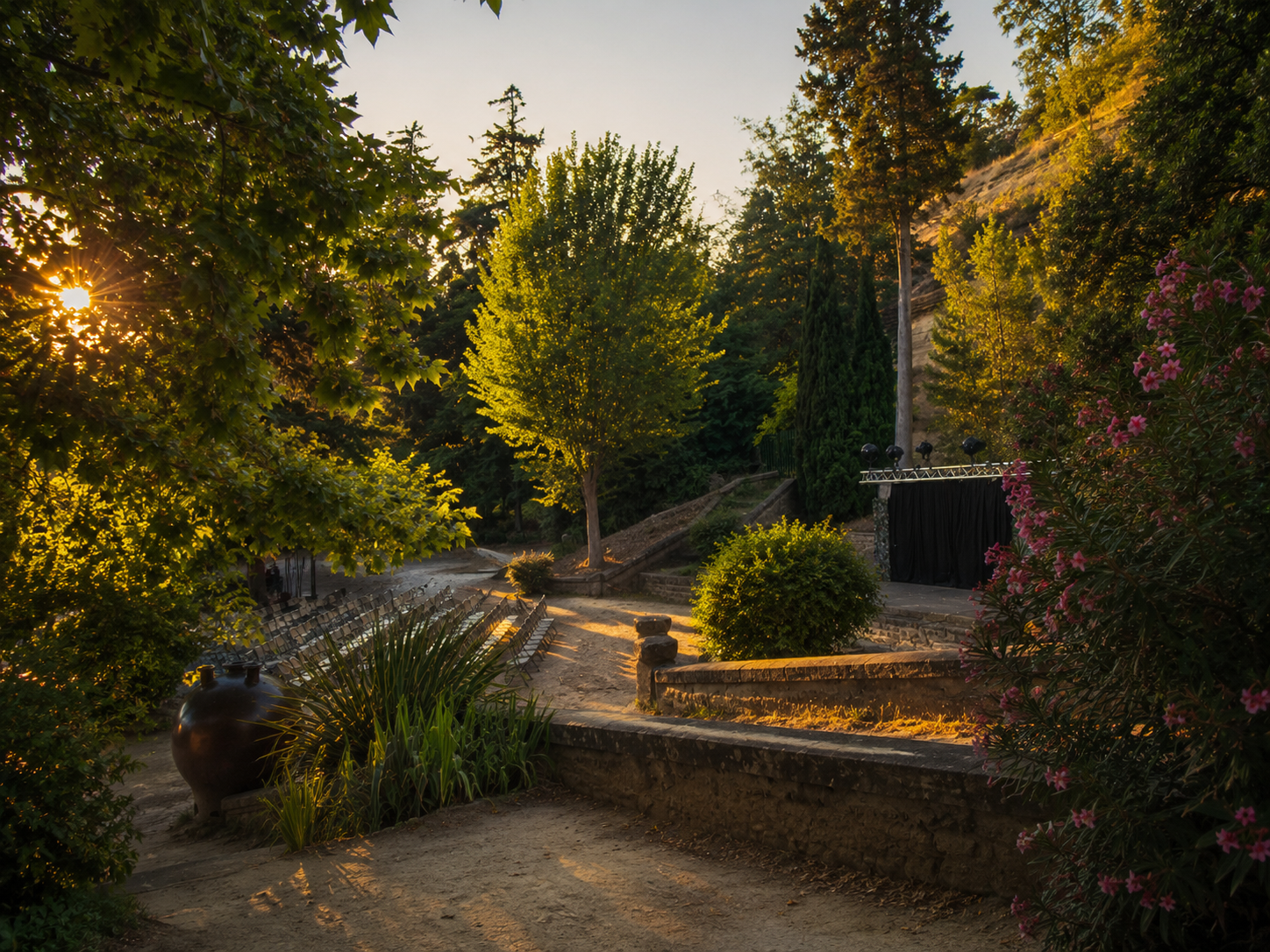 Théâtre de Verdure du Parc de la Poudrerie à Saint-Chamas au coucher du soleil