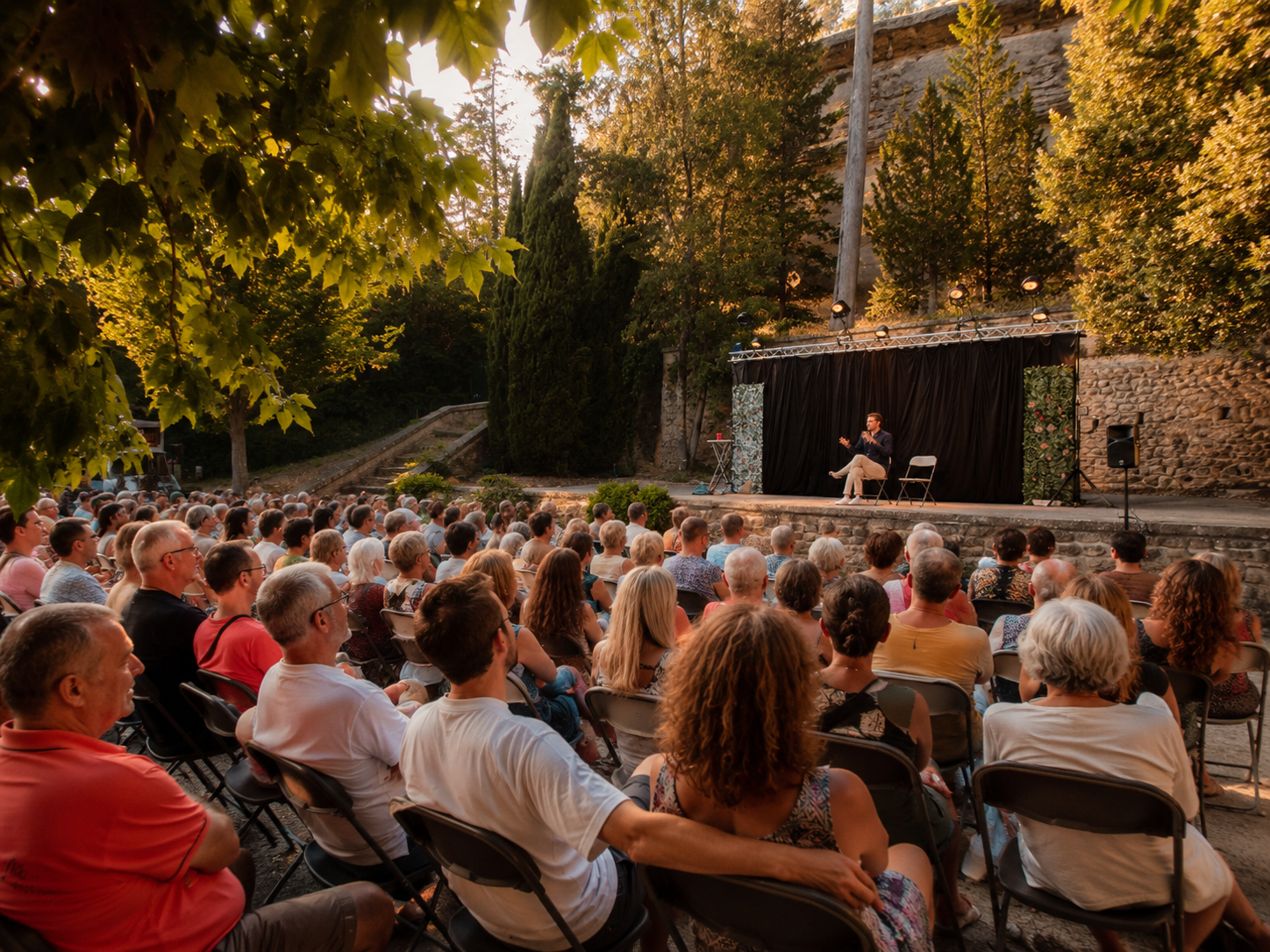 Le public du festival L’Étang de Rire, au Théâtre de Verdure de Saint-Chamas